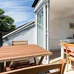 Spacious 3 Bedroom Flat With Terrace
